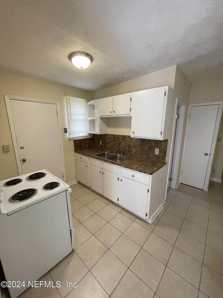 2171 W 40th Street - Photo 8