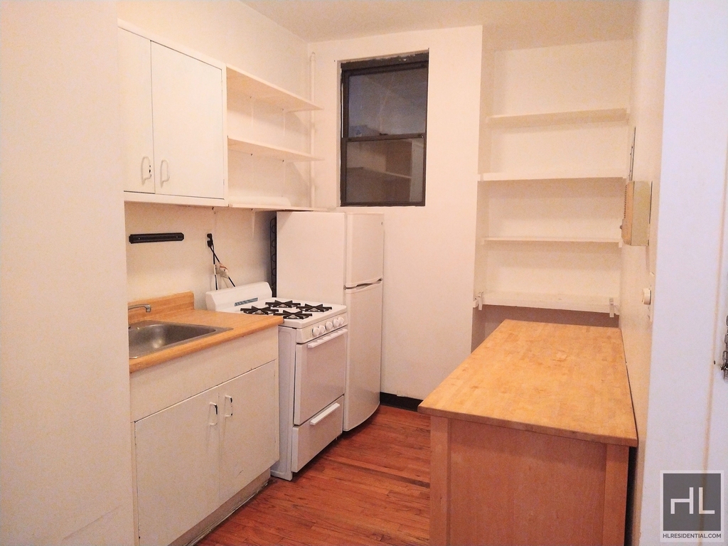 East 9th Street - Photo 2