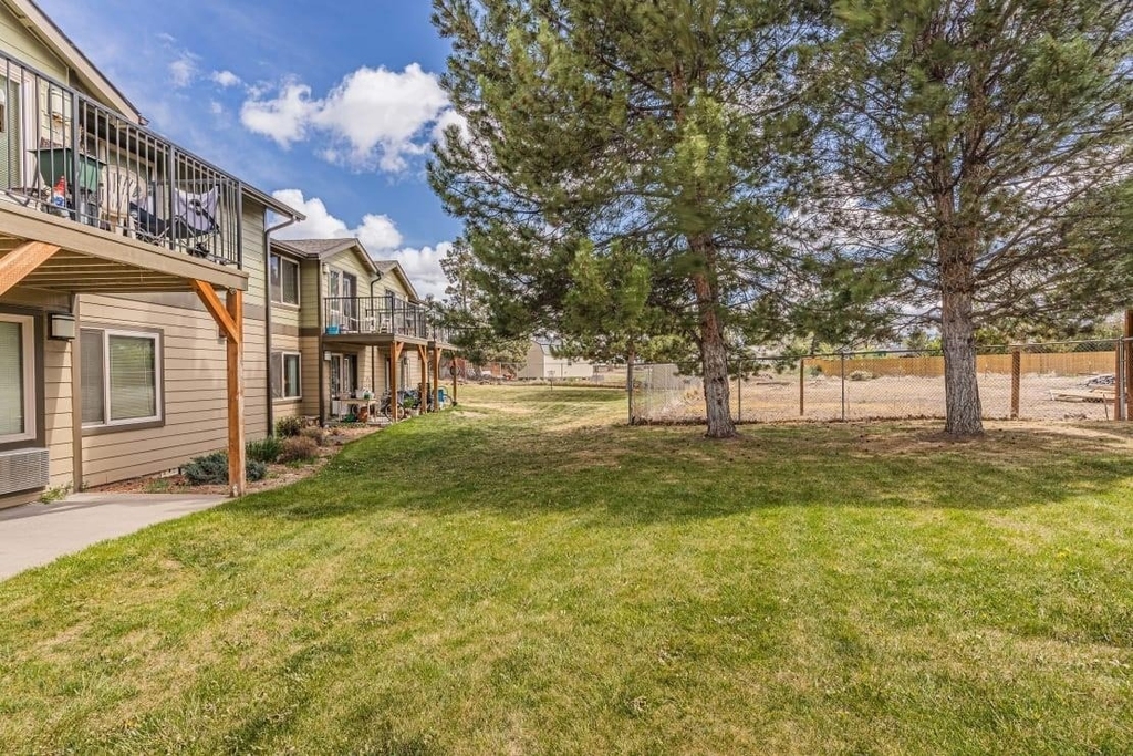 2050 Sw Timber Ave - Photo 2