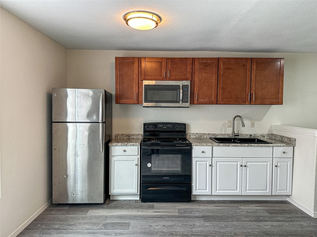 4705 Lyons Avenue - Photo 2
