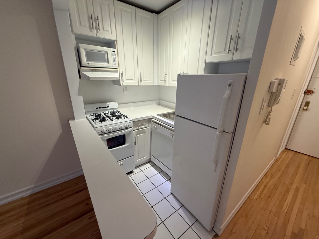 1570 First ave - Photo 1