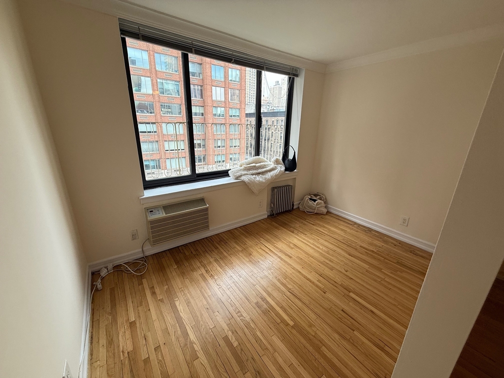 1570 First ave - Photo 3