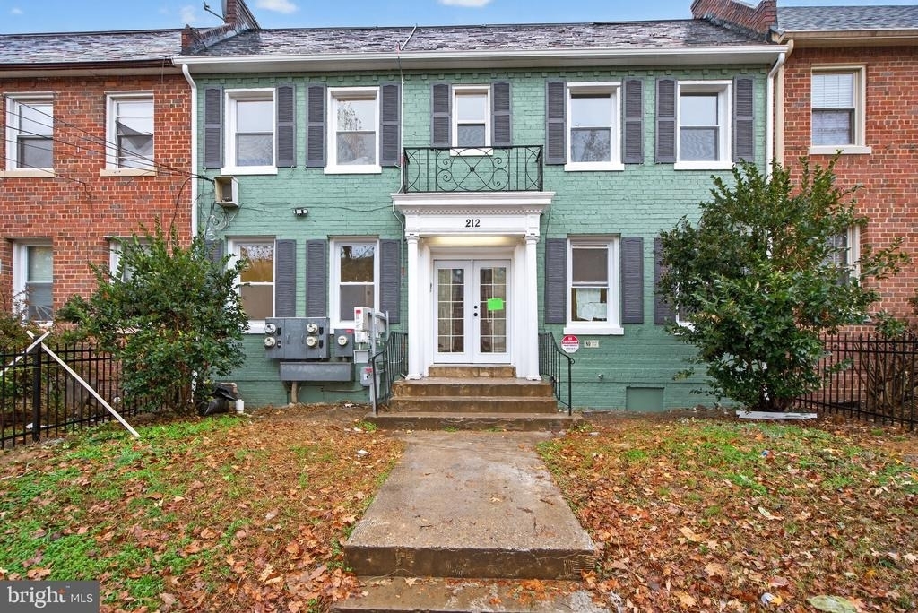 212 36th Street Ne - Photo 1