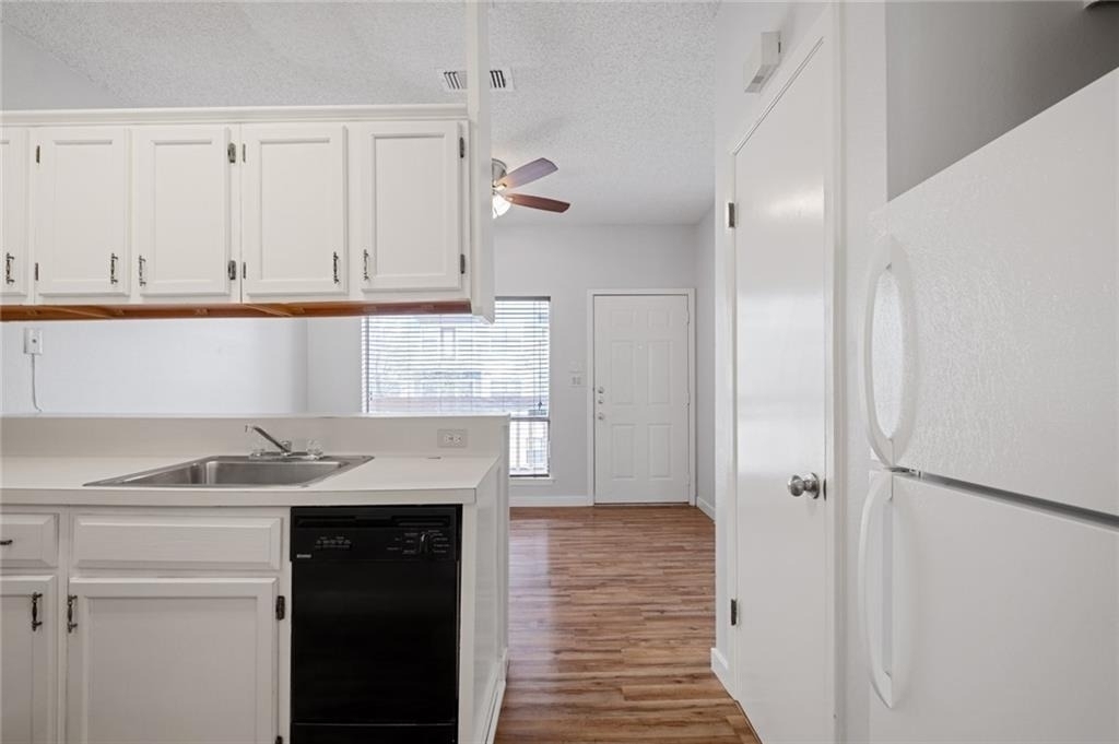2210 Pearl St - Photo 5