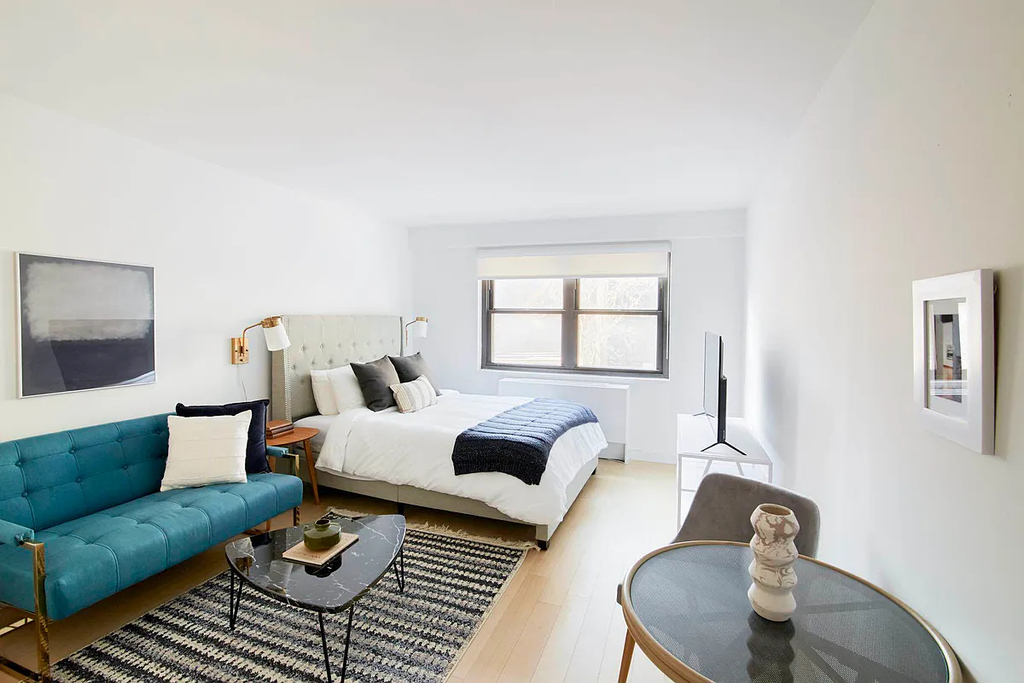 222 East 39th Street - Photo 2
