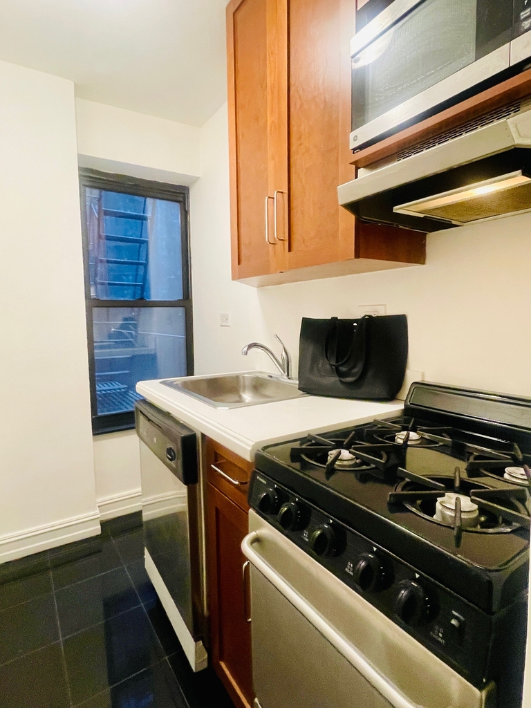 235 East 46th Street - Photo 6