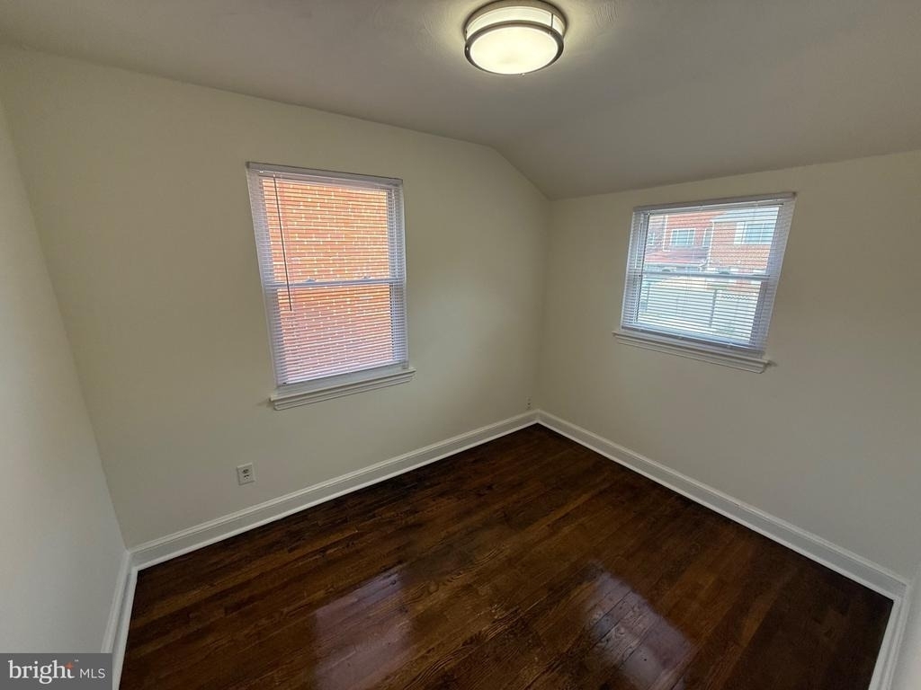 374 Chaplin Street Se - Photo 3