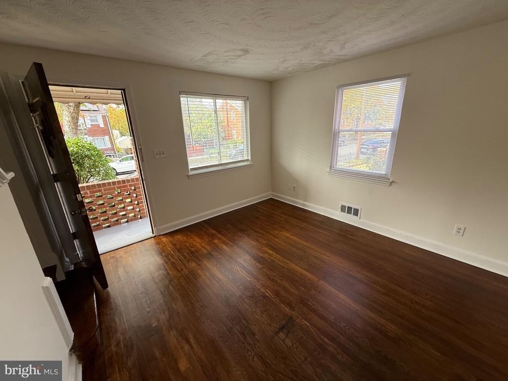 374 Chaplin Street Se - Photo 8