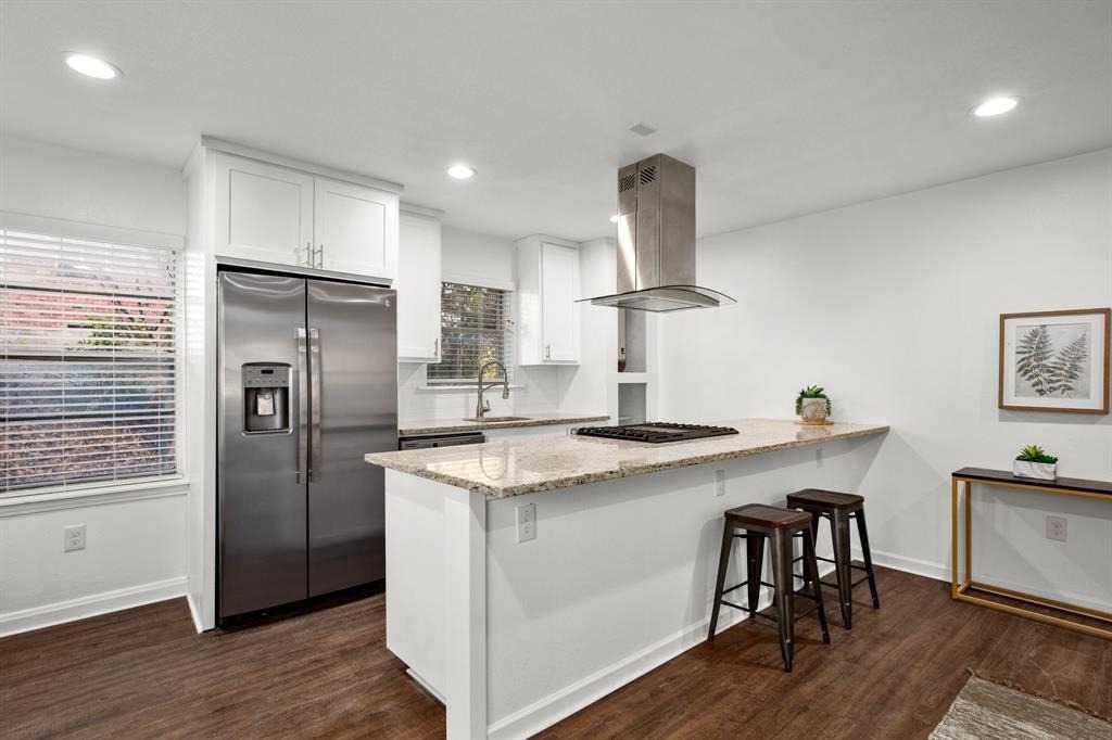 301 E 33rd St - Photo 2
