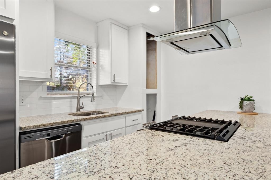 301 E 33rd St - Photo 3