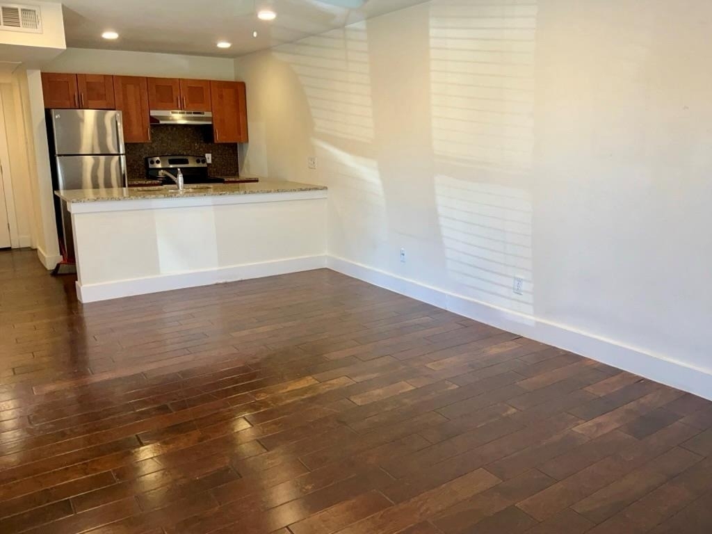 909 Reinli St - Photo 4