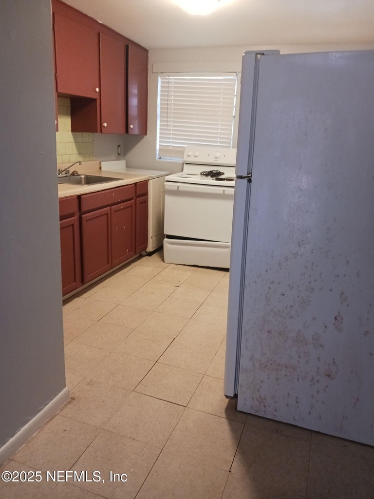 1145 W 25th Street - Photo 3