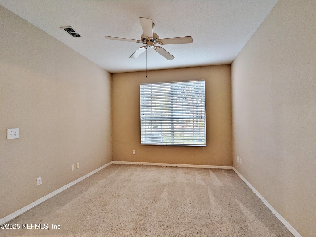 13700 Richmond Park Drive N - Photo 3