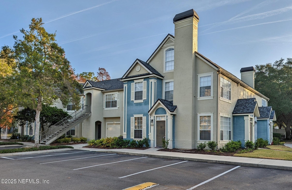 13700 Richmond Park Drive N - Photo 0