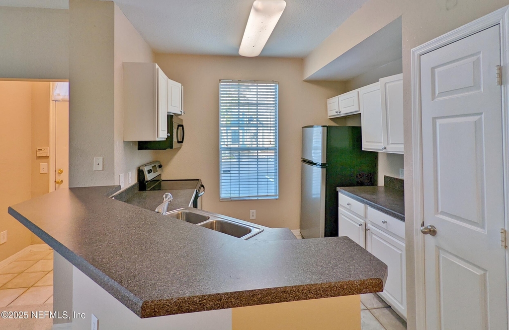 13700 Richmond Park Drive N - Photo 2