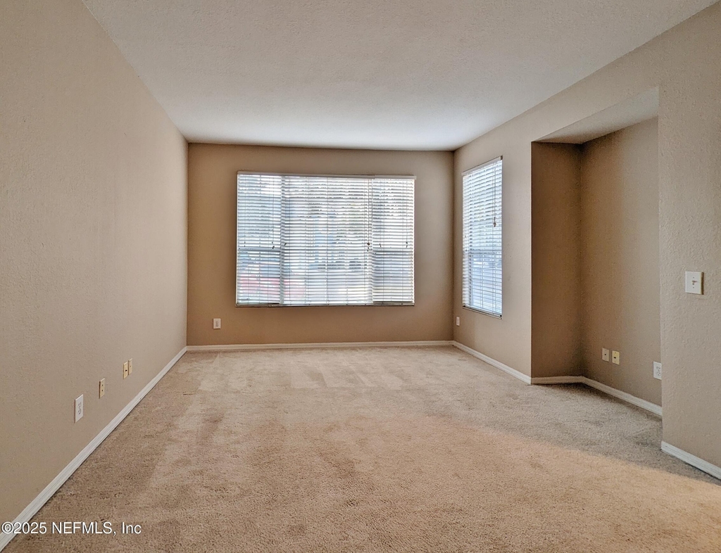 13700 Richmond Park Drive N - Photo 4