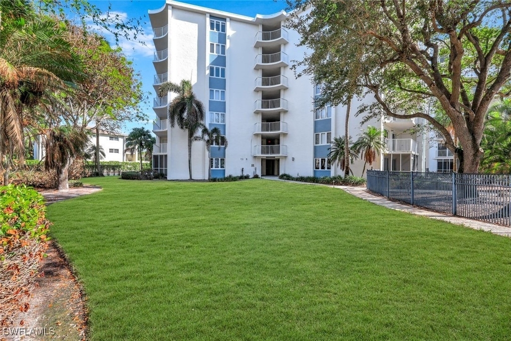 1300 Gulf Shore Boulevard N - Photo 18