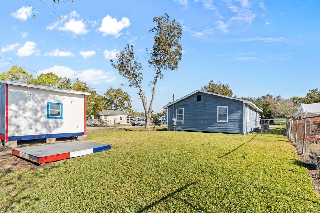 1051 Avenue A - Photo 10