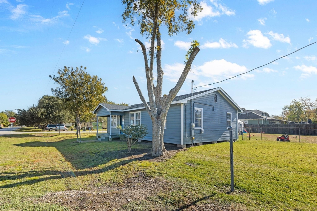 1051 Avenue A - Photo 11