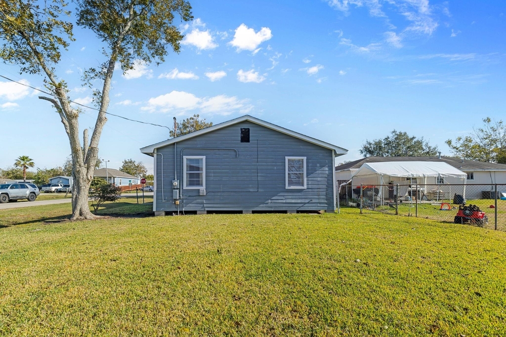 1051 Avenue A - Photo 13