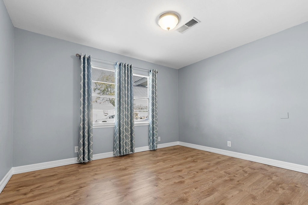 1051 Avenue A - Photo 4