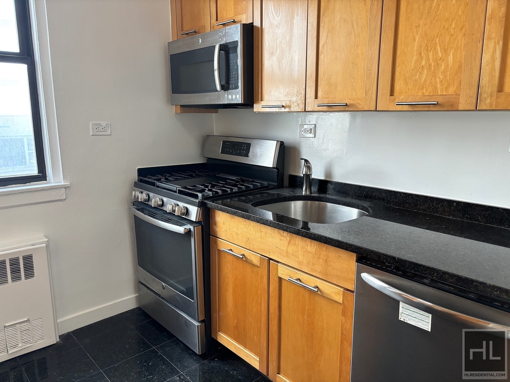 East 79th Street - Photo 6