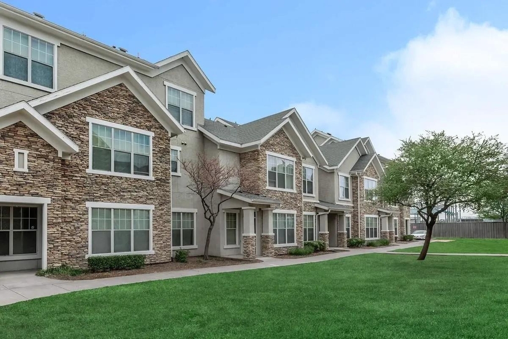 4101 Delafield Ln - Photo 0