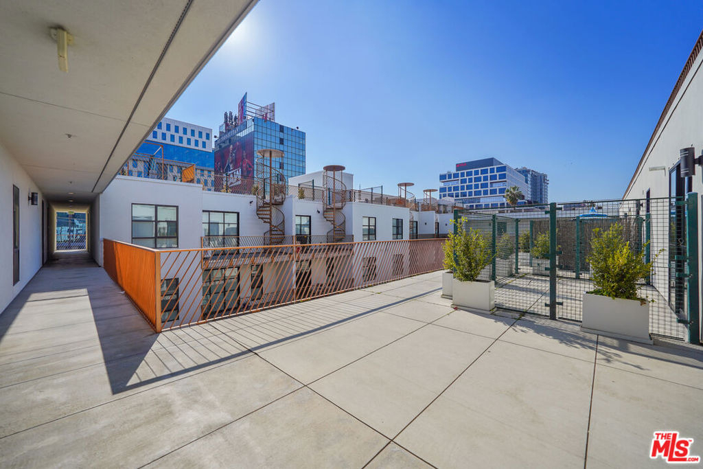 5800 Harold Way - Photo 17