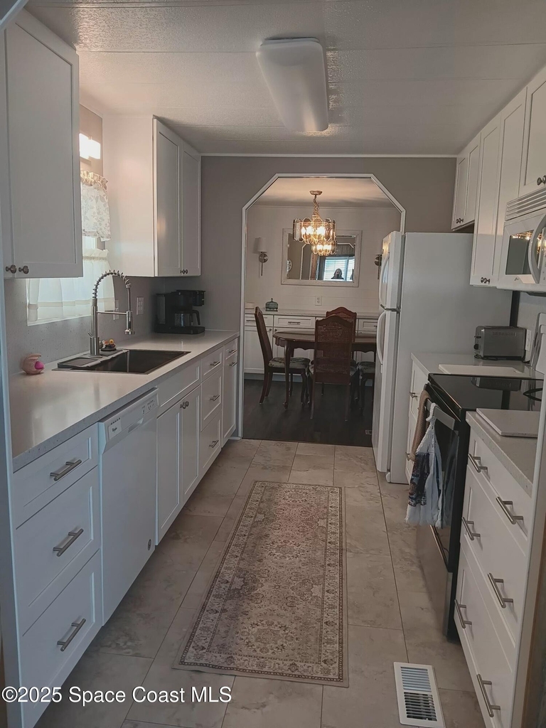621 Hyacinth Circle E - Photo 5