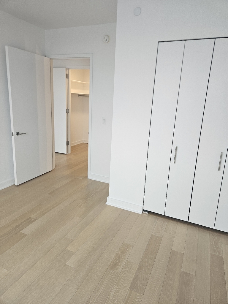 555 West 38th Street - Photo 5