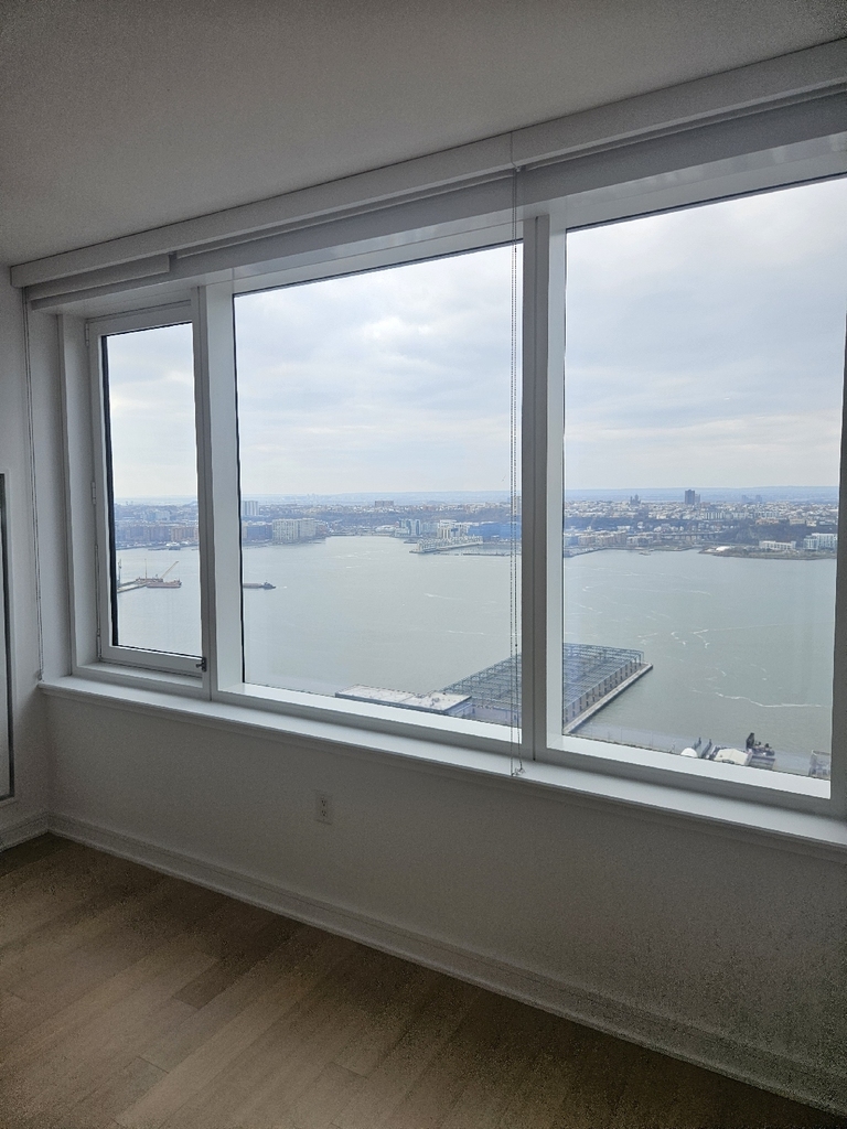 555 West 38th Street - Photo 7