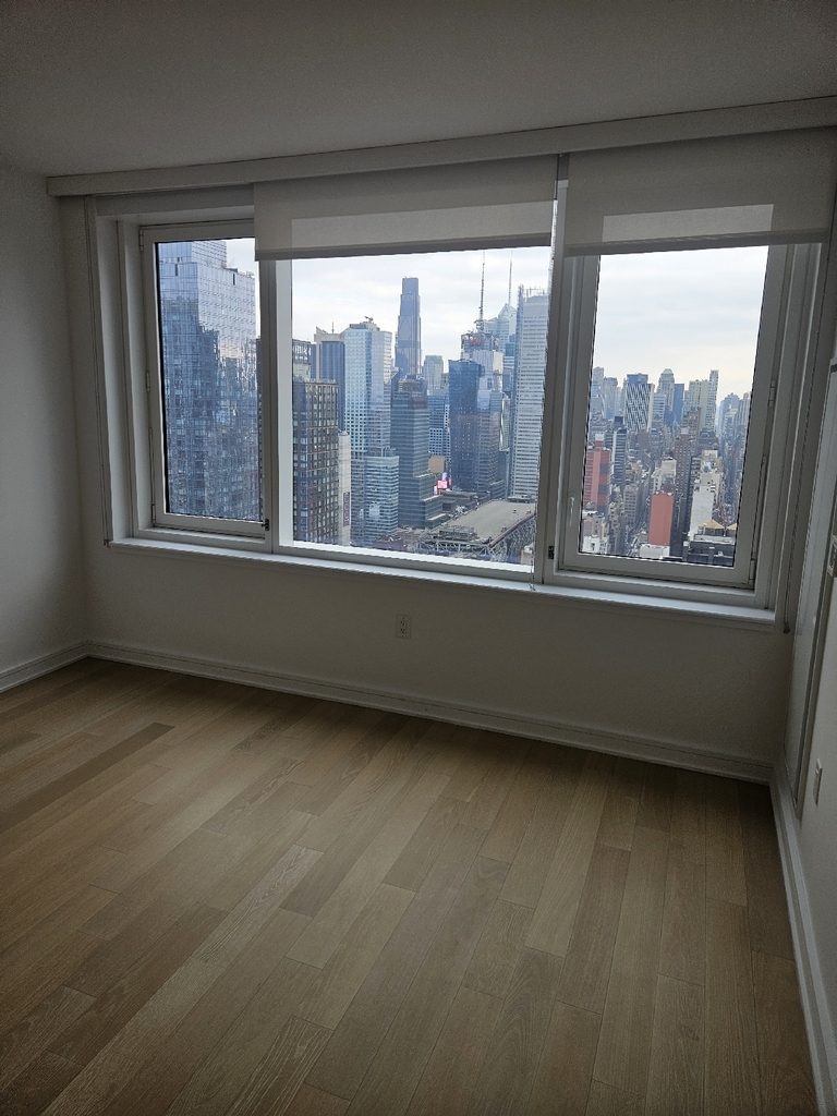 555 West 38th Street - Photo 14