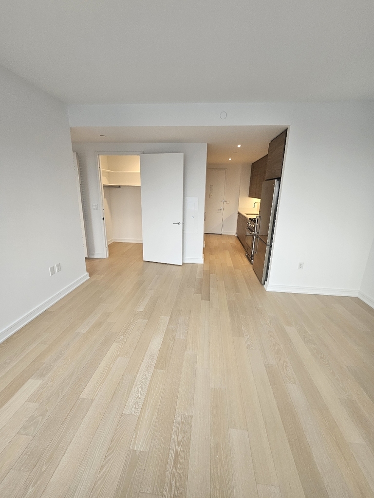 555 West 38th Street - Photo 9