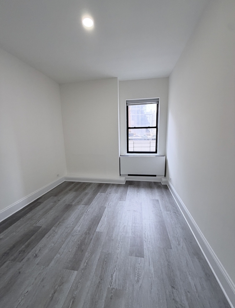 West 34th Street - Photo 10