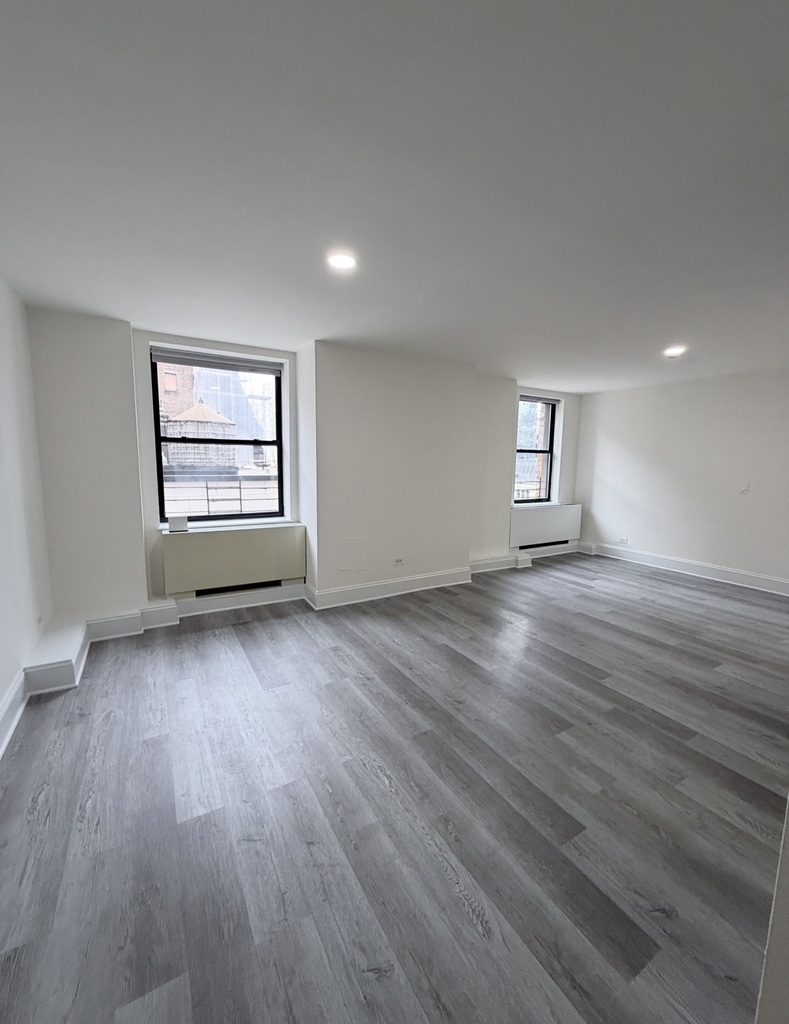 West 34th Street - Photo 2