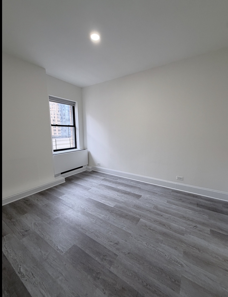 West 34th Street - Photo 7