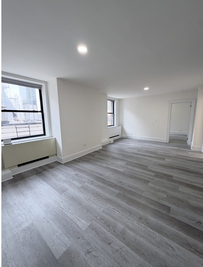 West 34th Street - Photo 0