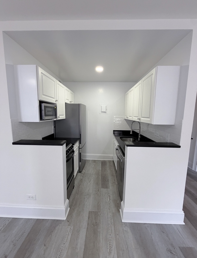 West 34th Street - Photo 3