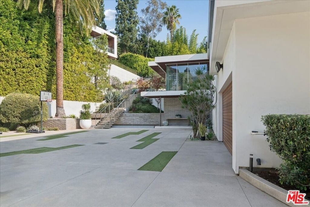 1232 Sunset Plaza Drive - Photo 4
