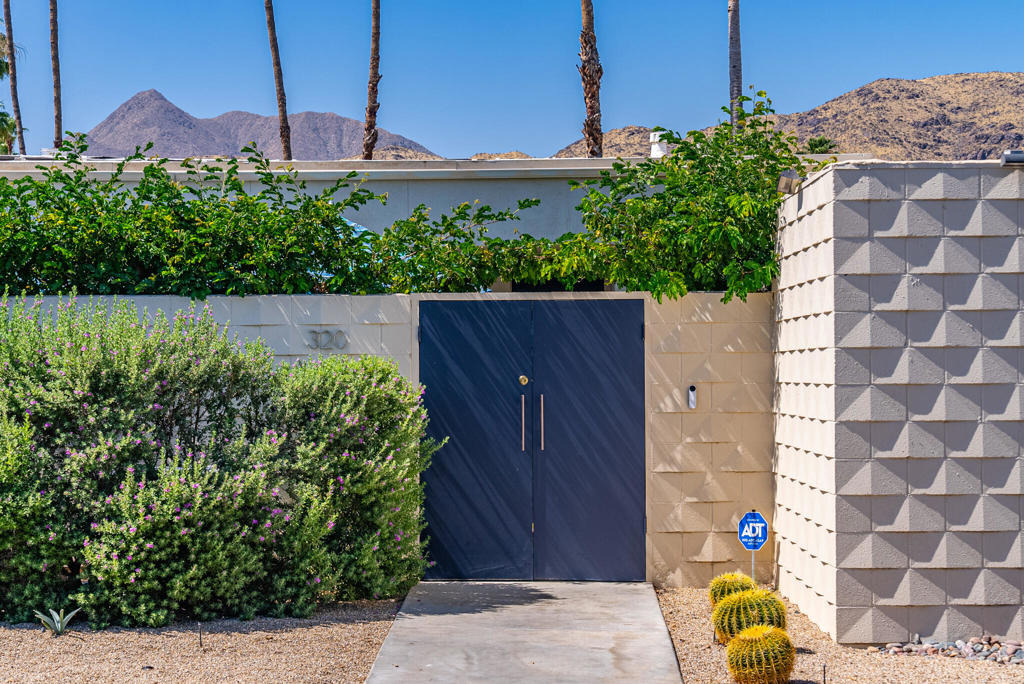 320 Desert Lakes Drive - Photo 1