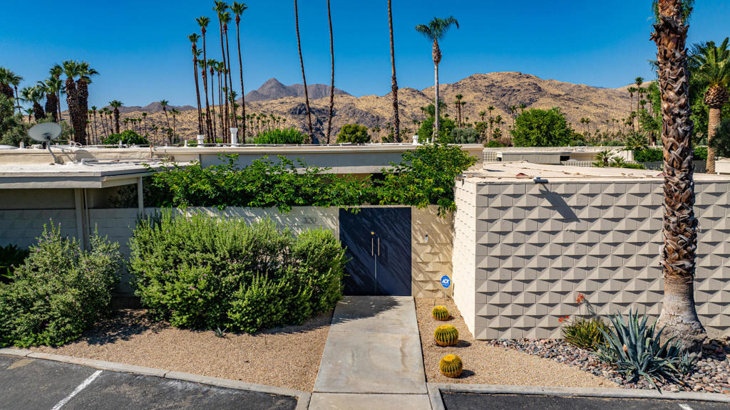 320 Desert Lakes Drive - Photo 0