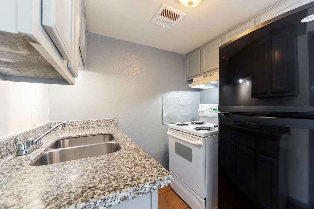 1800 N Wayside Street - Photo 3