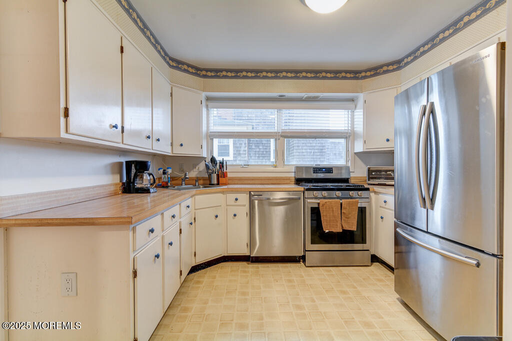 10 E Street - Photo 2