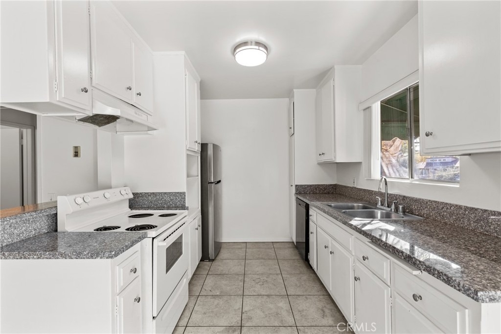 4924 Kester Avenue - Photo 4