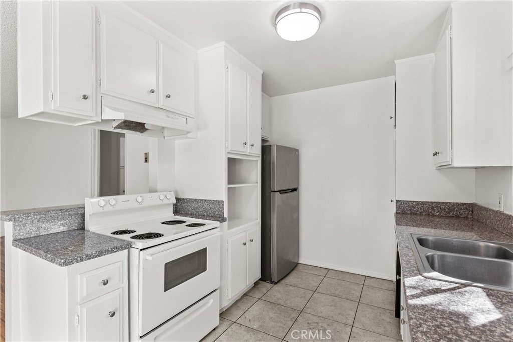4924 Kester Avenue - Photo 5