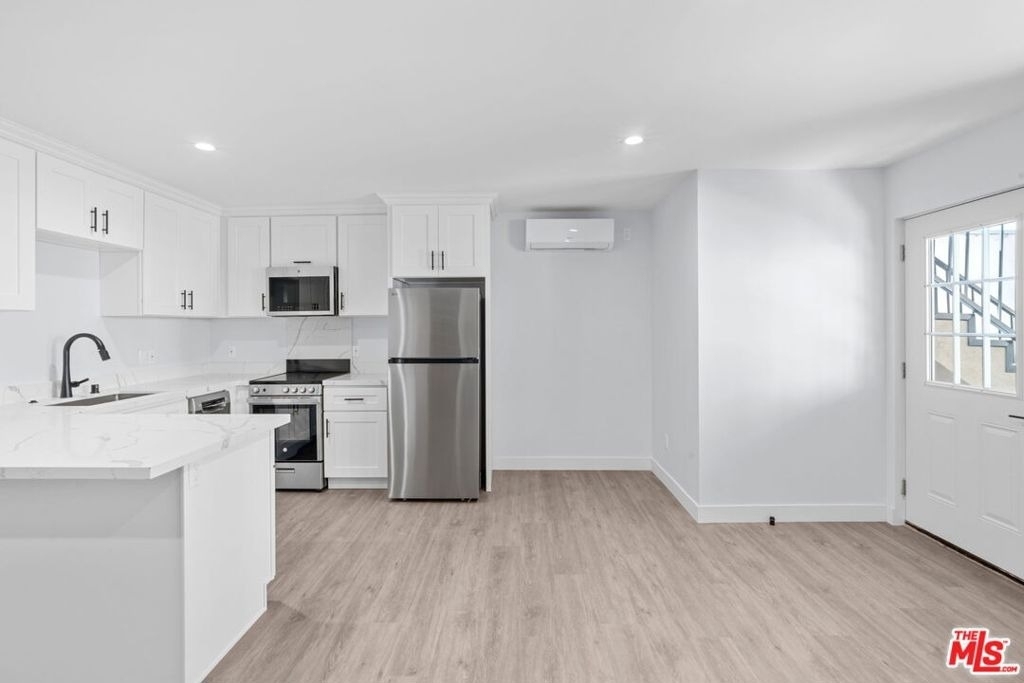 1518 1/4 Stearns Drive - Photo 1