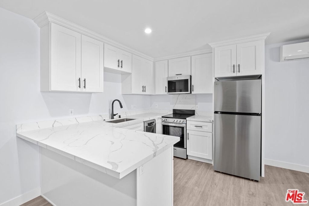 1518 1/4 Stearns Drive - Photo 2