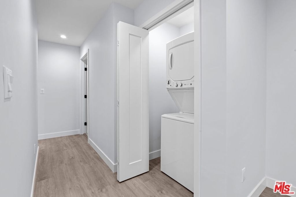 1518 1/4 Stearns Drive - Photo 3
