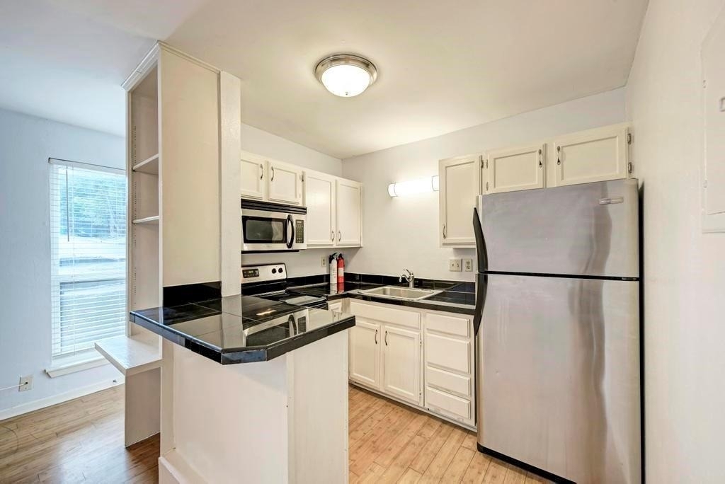 1000 W 26 St - Photo 4