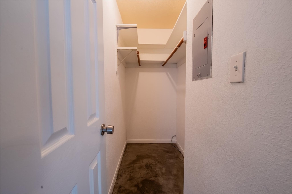 1013 W 23rd St - Photo 4